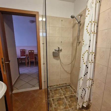 Mali Raj Апартаменти *